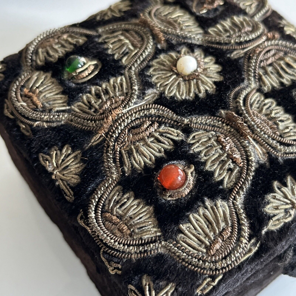 Vintage Hand Embroidered Trinket Jewelry Box Velvet Gems Gift Box Indian - Picture 2 of 5